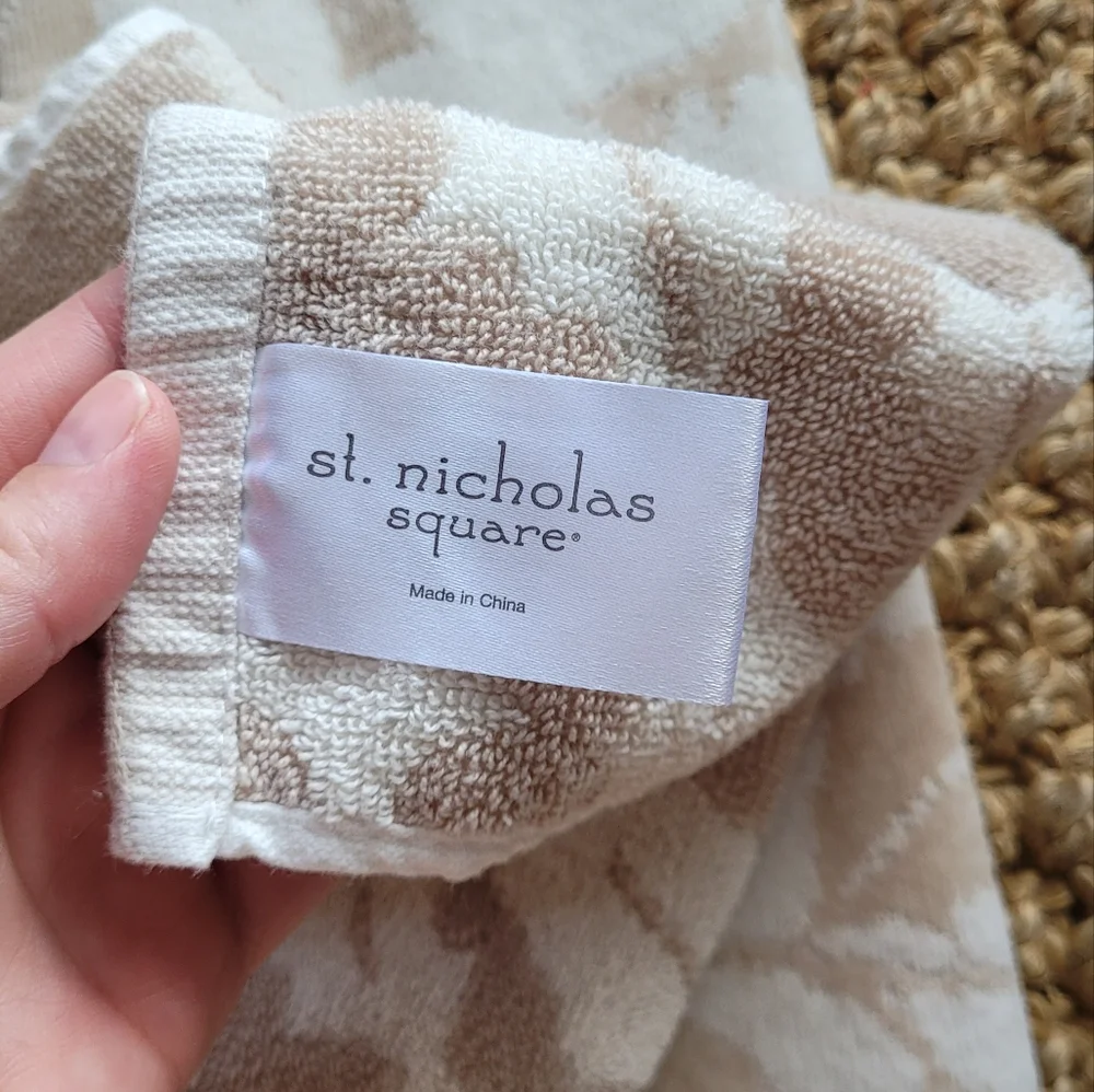 St. Nicholas Square Mistletoe and Christmas Greenery Hand Towels